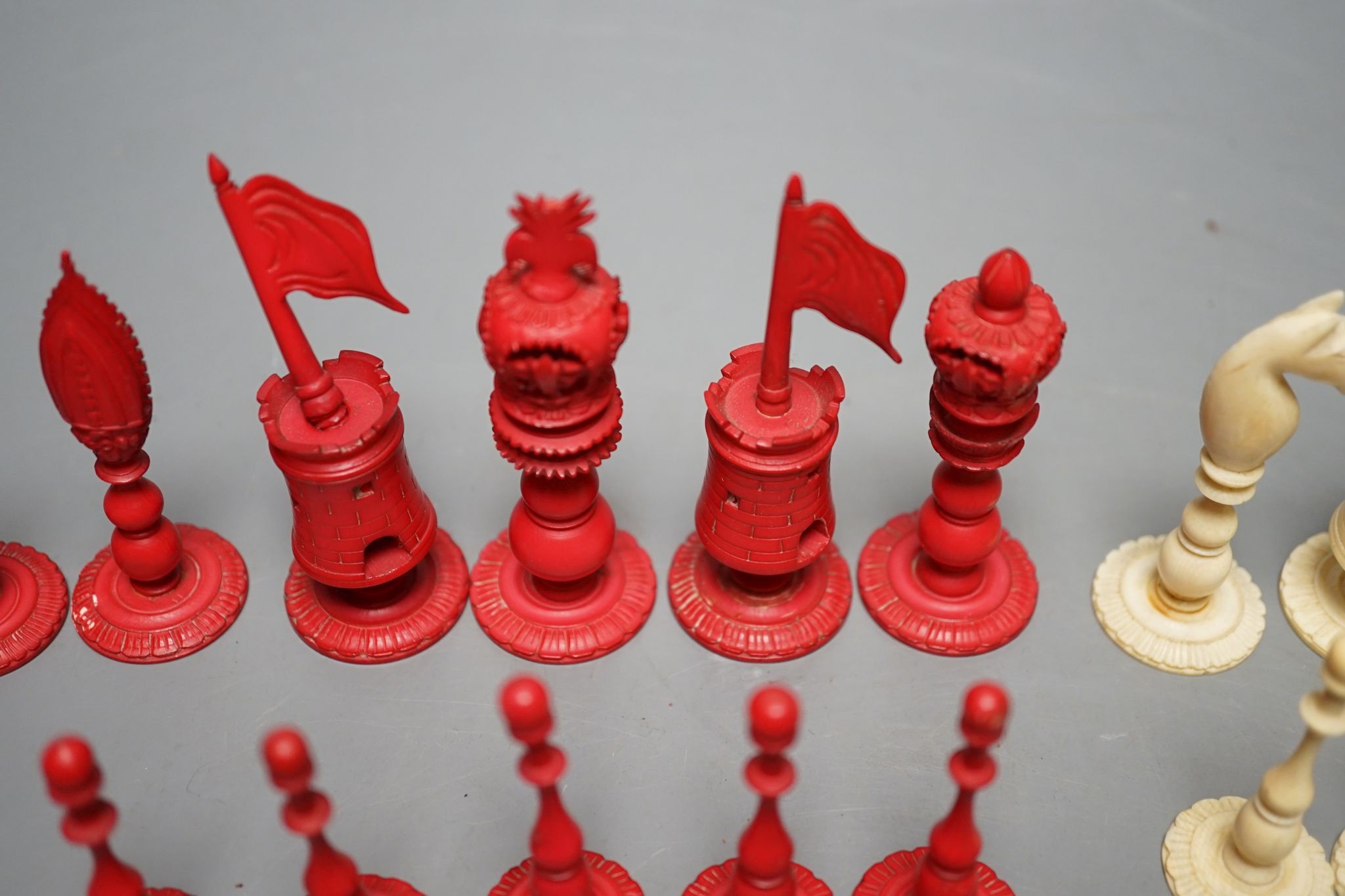 A North European stained ivory chess set, Kings 8cm